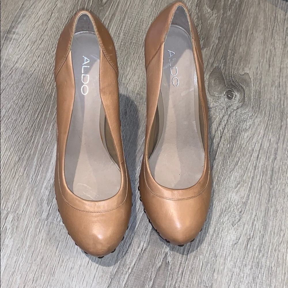 Aldo camel leather stud pump